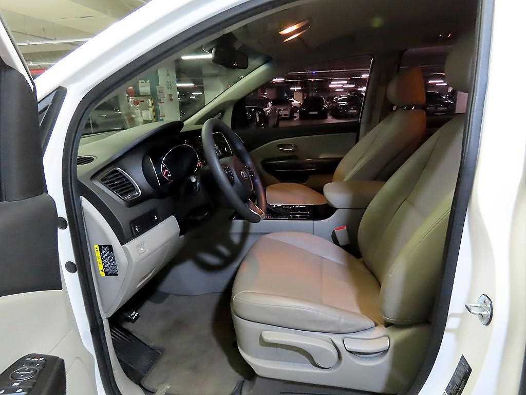 KIA Carnival - Vista 8