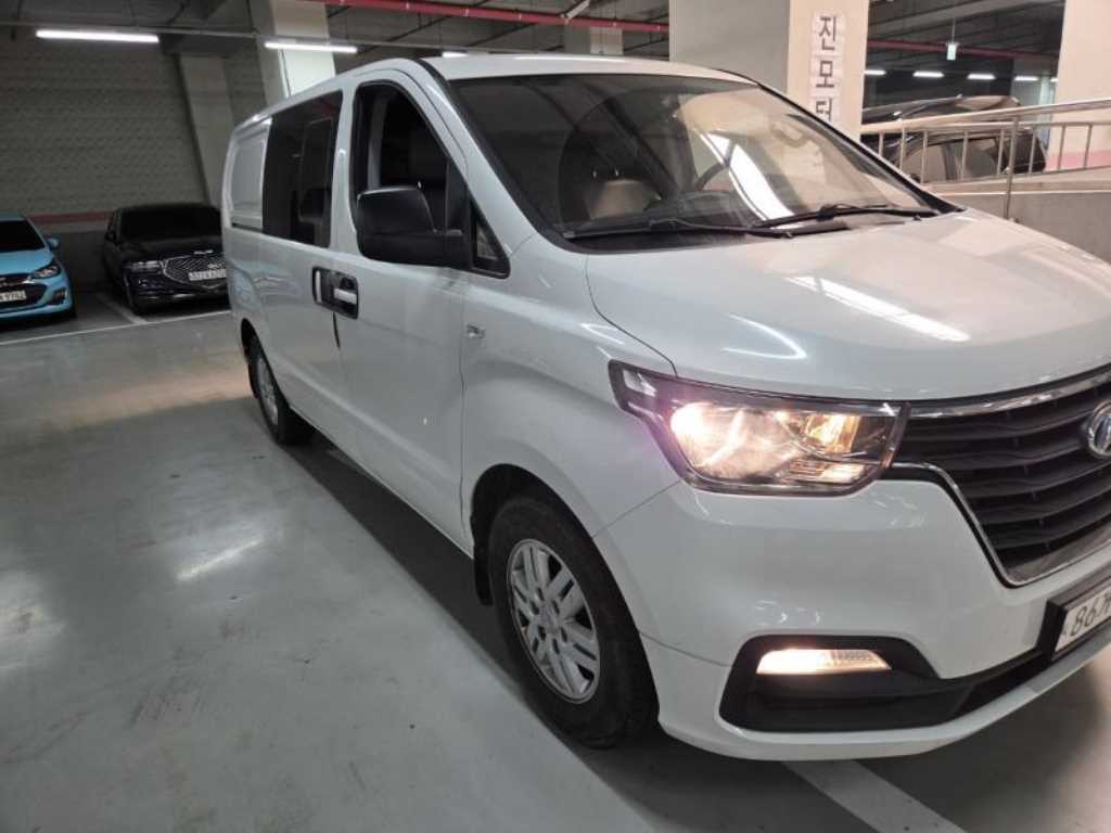 HYUNDAI Starex - Vista 2