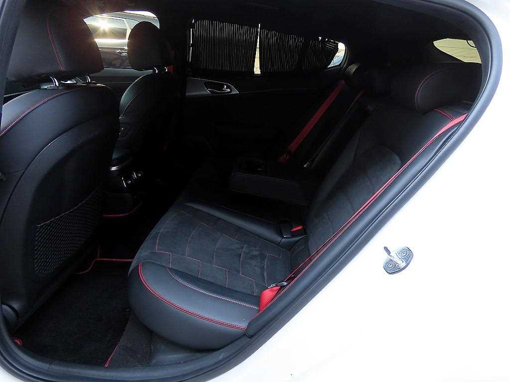 KIA Stinger - Vista 8