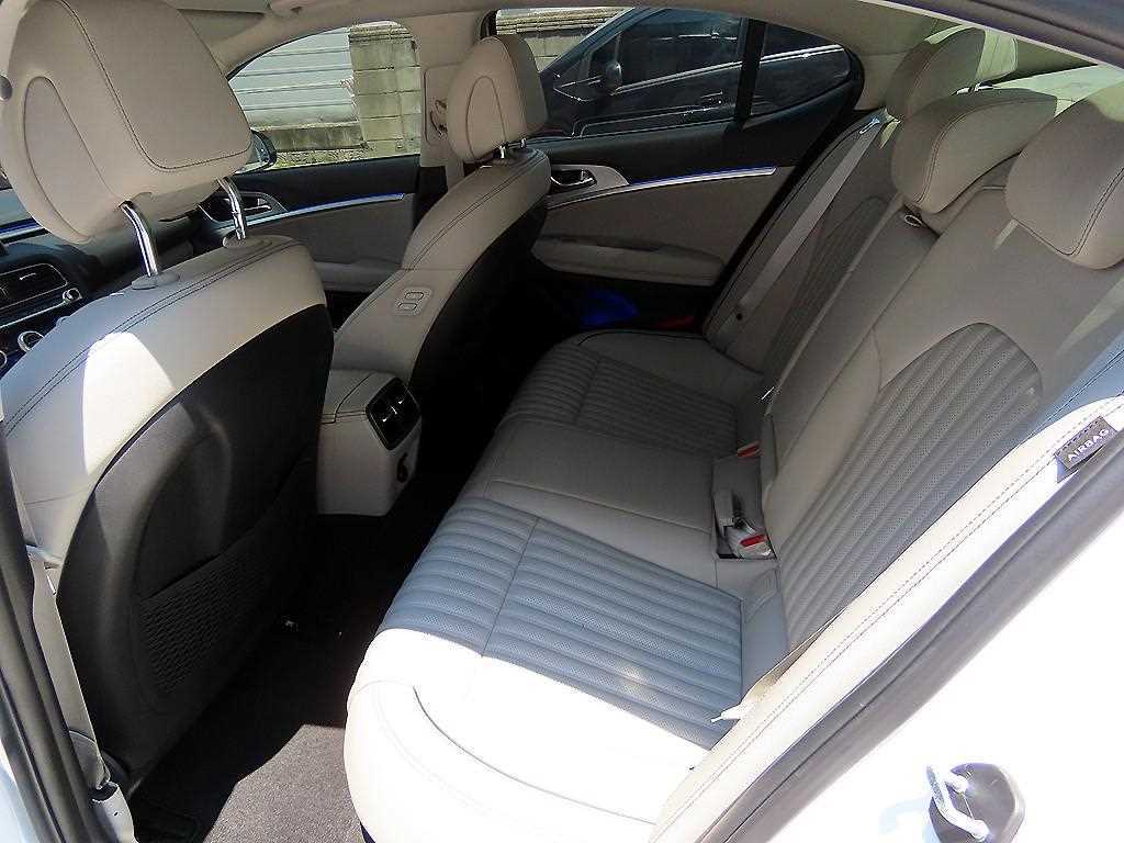Genesis G70 - Vista 8