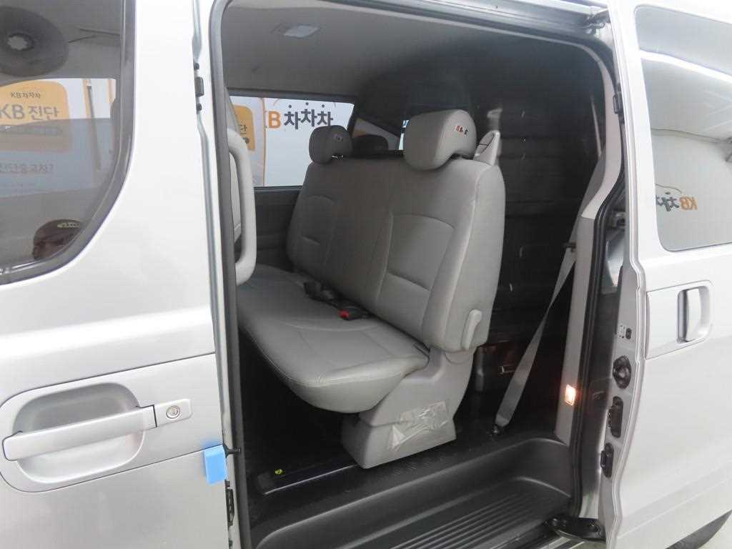 HYUNDAI Starex - Vista 8