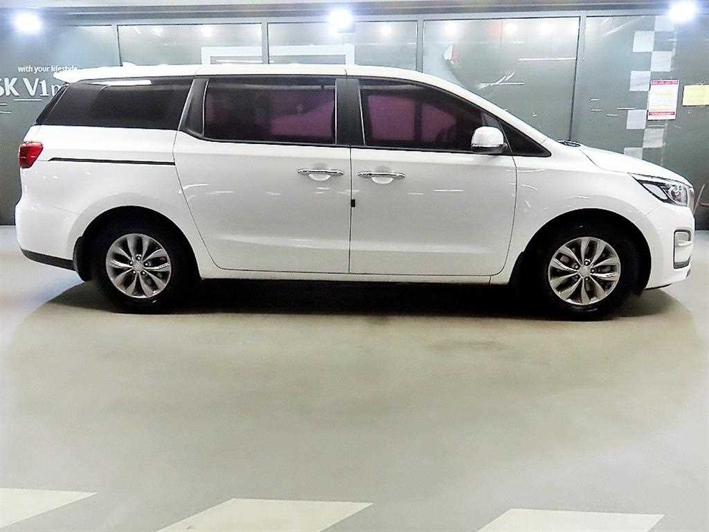 KIA Carnival - Vista 3