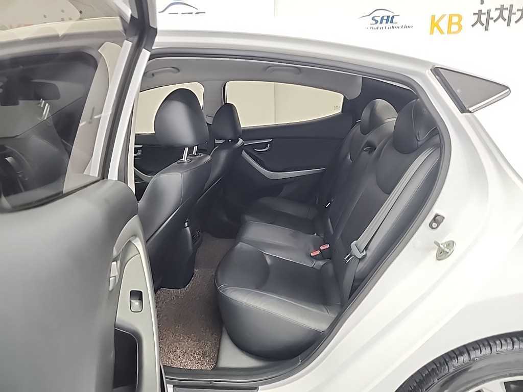 HYUNDAI Avante - Vista 12