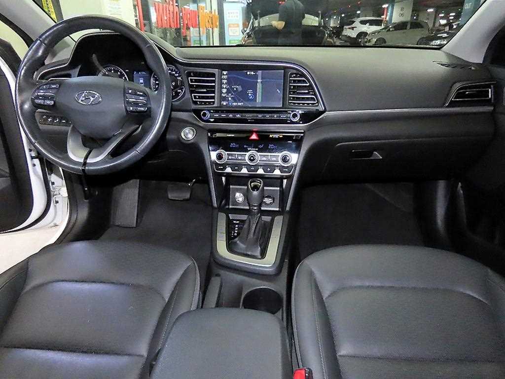 HYUNDAI Avante - Vista 10