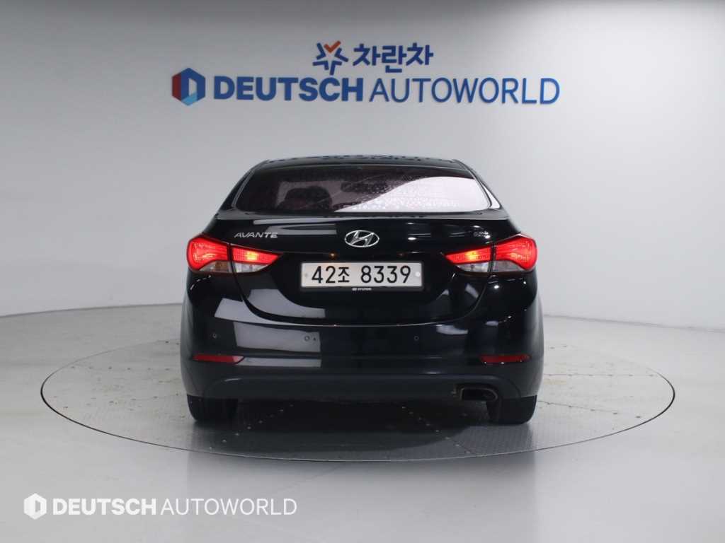 HYUNDAI Avante - Vista 3