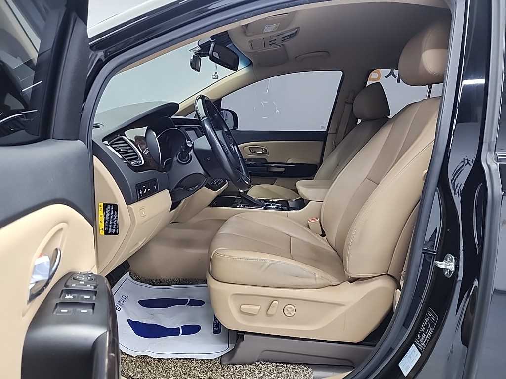 KIA Carnival - Vista 11