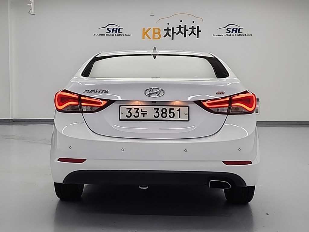 HYUNDAI Avante - Vista 3