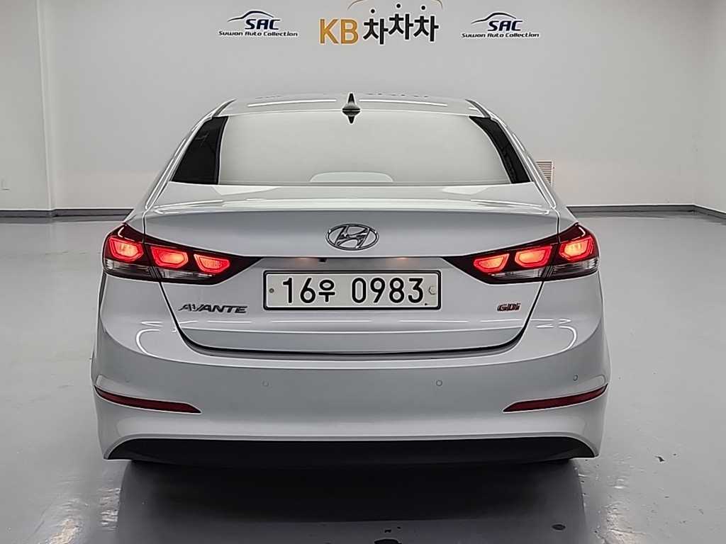 HYUNDAI Avante - Vista 3
