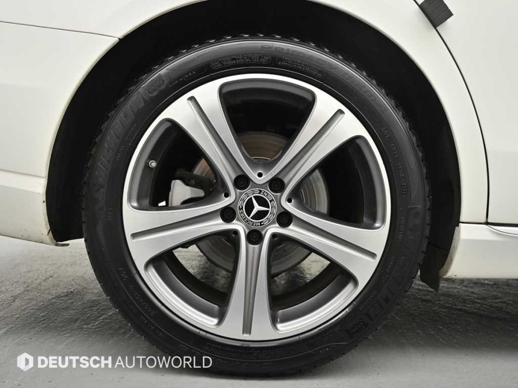 Mercedes Benz E class - Vista 5