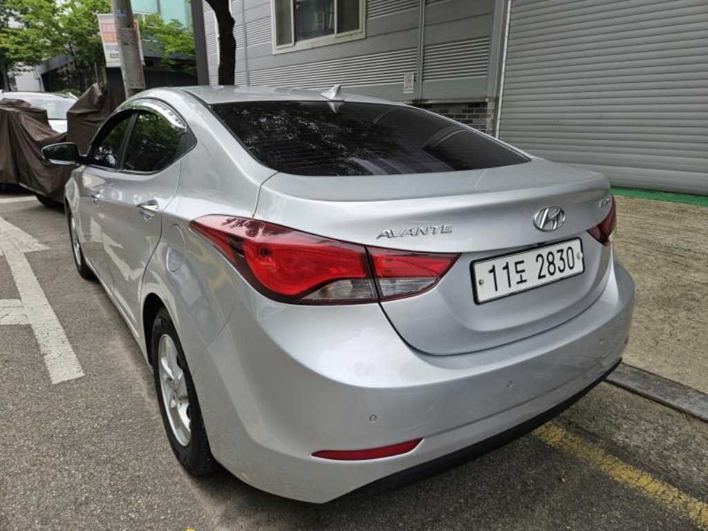 HYUNDAI Avante - Vista 2