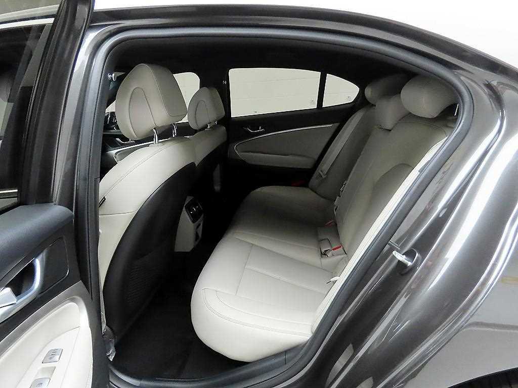 Genesis G70 - Vista 9