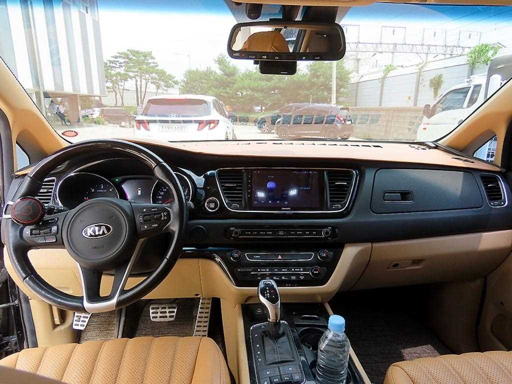 KIA Carnival - Vista 8