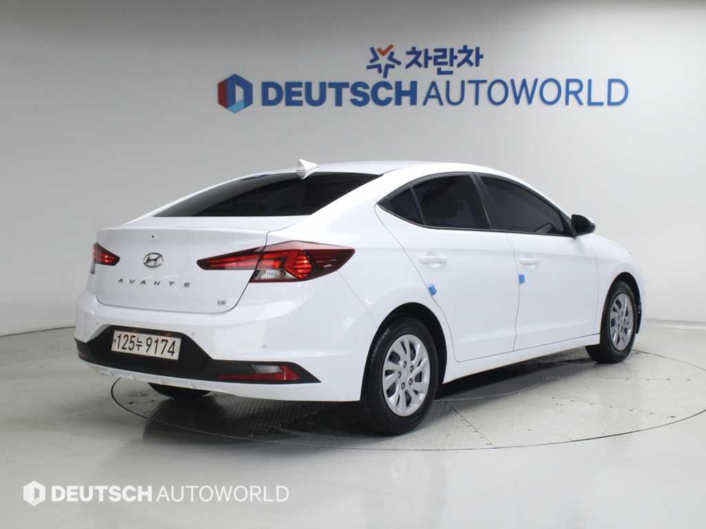 HYUNDAI Avante - Vista 2