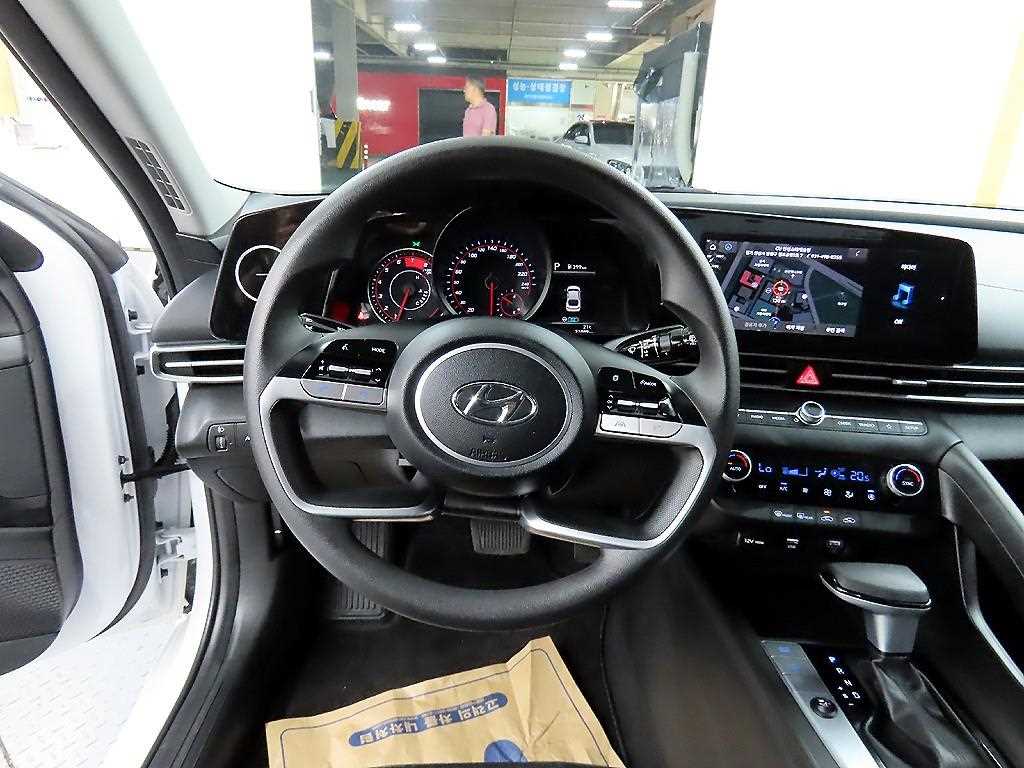 HYUNDAI Avante - Vista 9