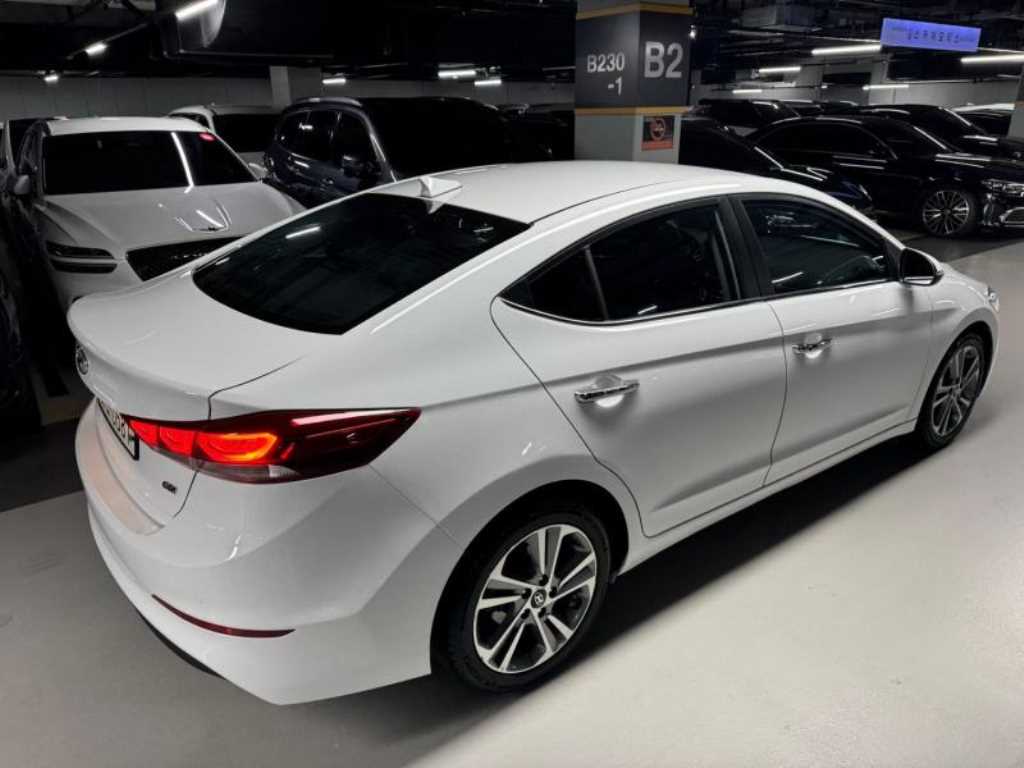 HYUNDAI Avante - Vista 5
