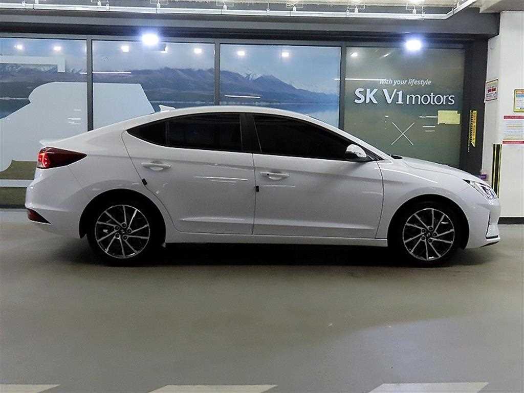 HYUNDAI Avante - Vista 3