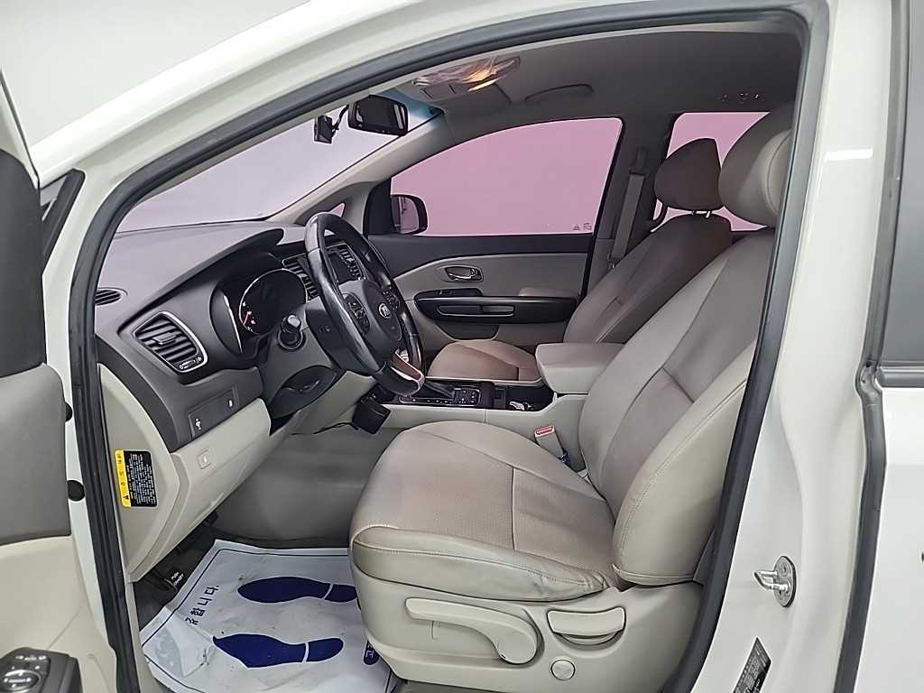 KIA Carnival - Vista 11
