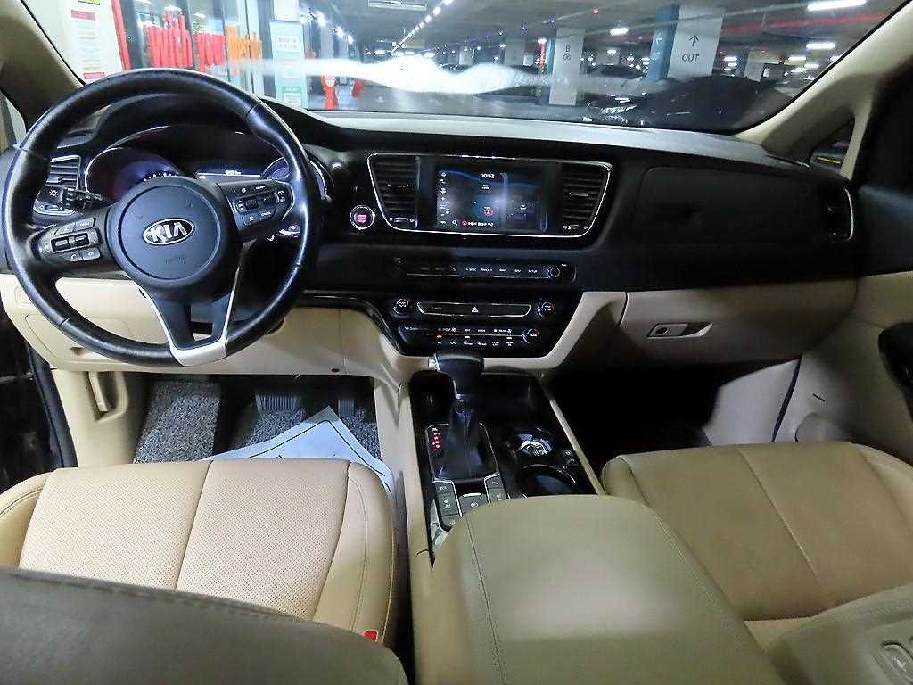 KIA Carnival - Vista 10
