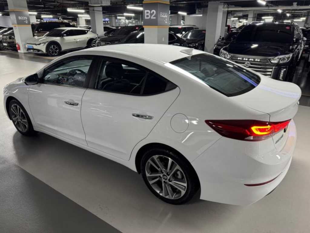 HYUNDAI Avante - Vista 3
