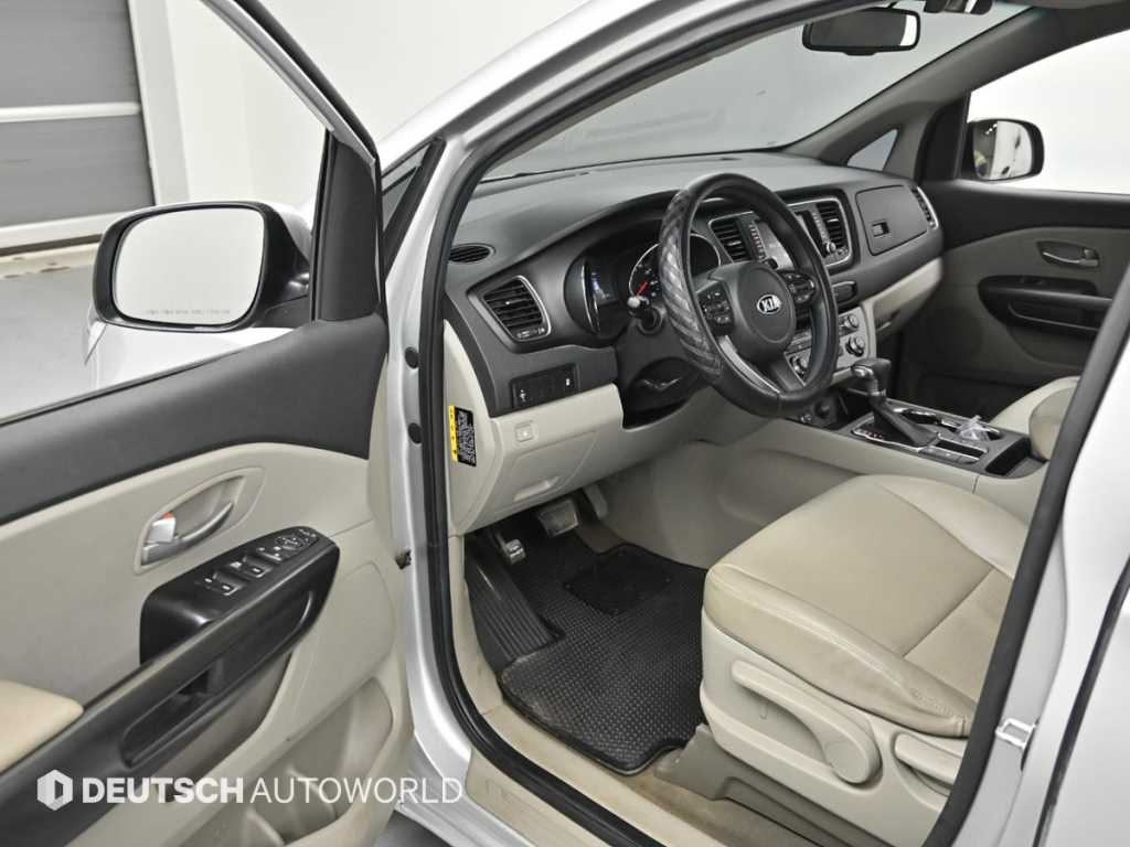 KIA Carnival - Vista 11