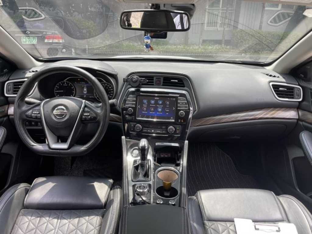 Nissan Maxima - Vista 5