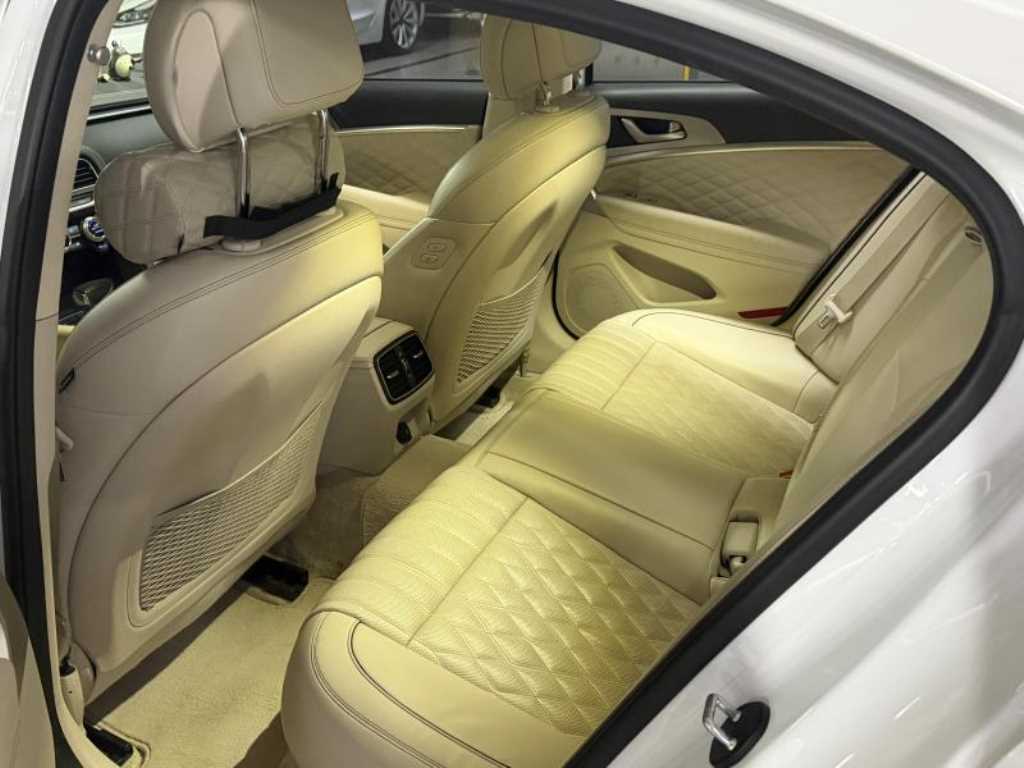 Genesis G70 - Vista 10