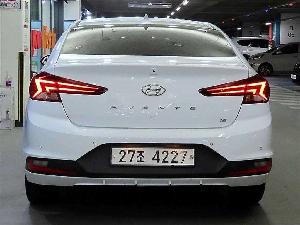 HYUNDAI Avante - Vista 5