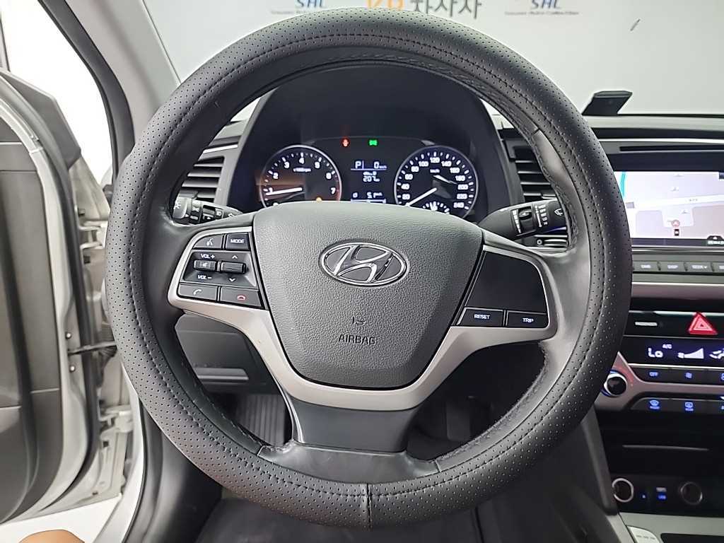 HYUNDAI Avante - Vista 9