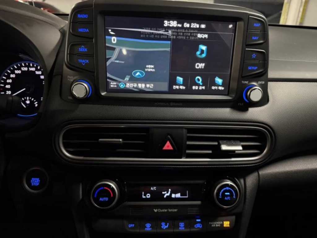 HYUNDAI Kona - Vista 10