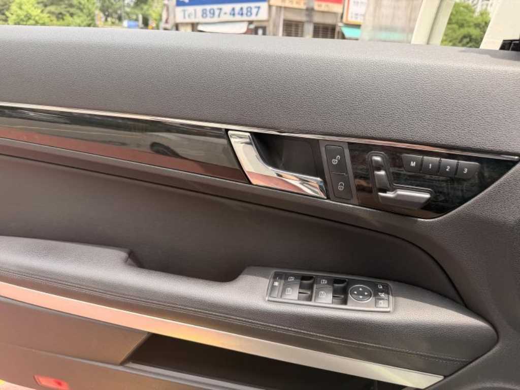 Mercedes Benz E class - Vista 12