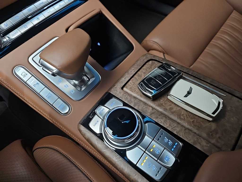 Genesis G90 - Vista 8