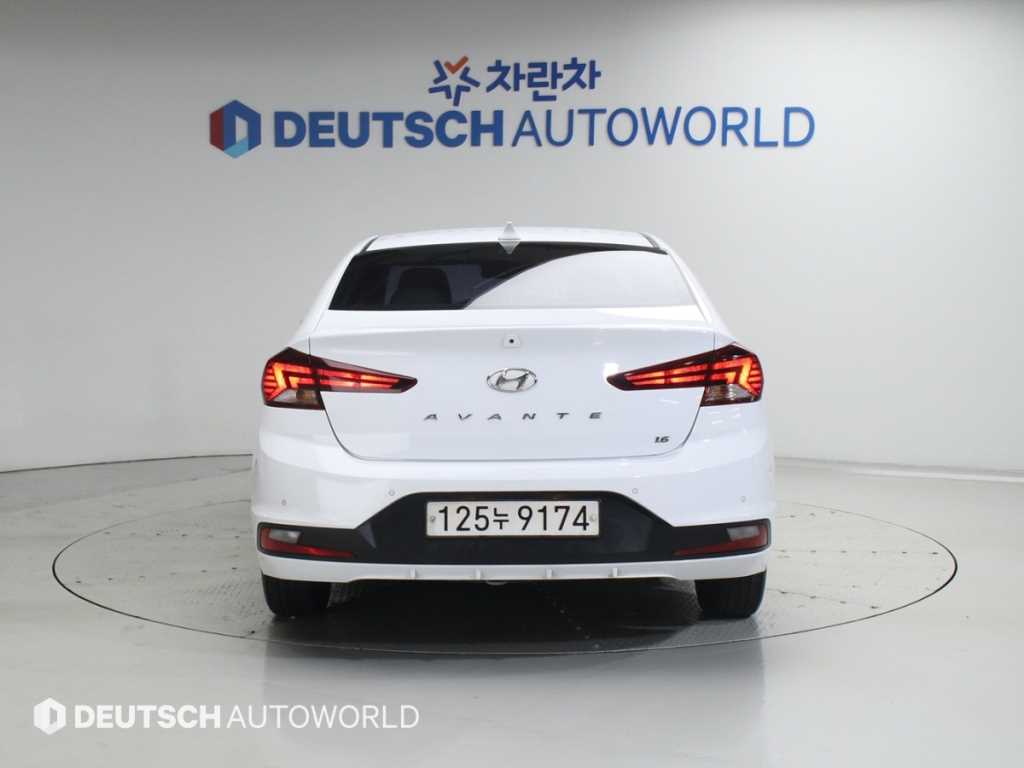 HYUNDAI Avante - Vista 4
