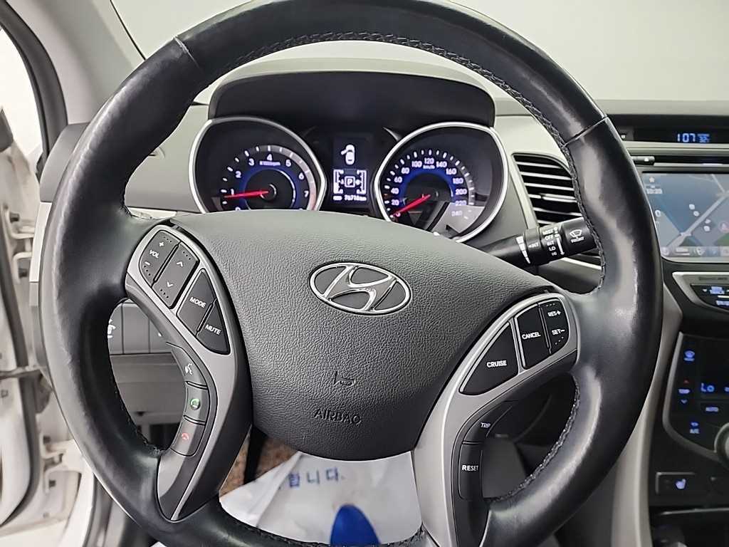 HYUNDAI Avante - Vista 9
