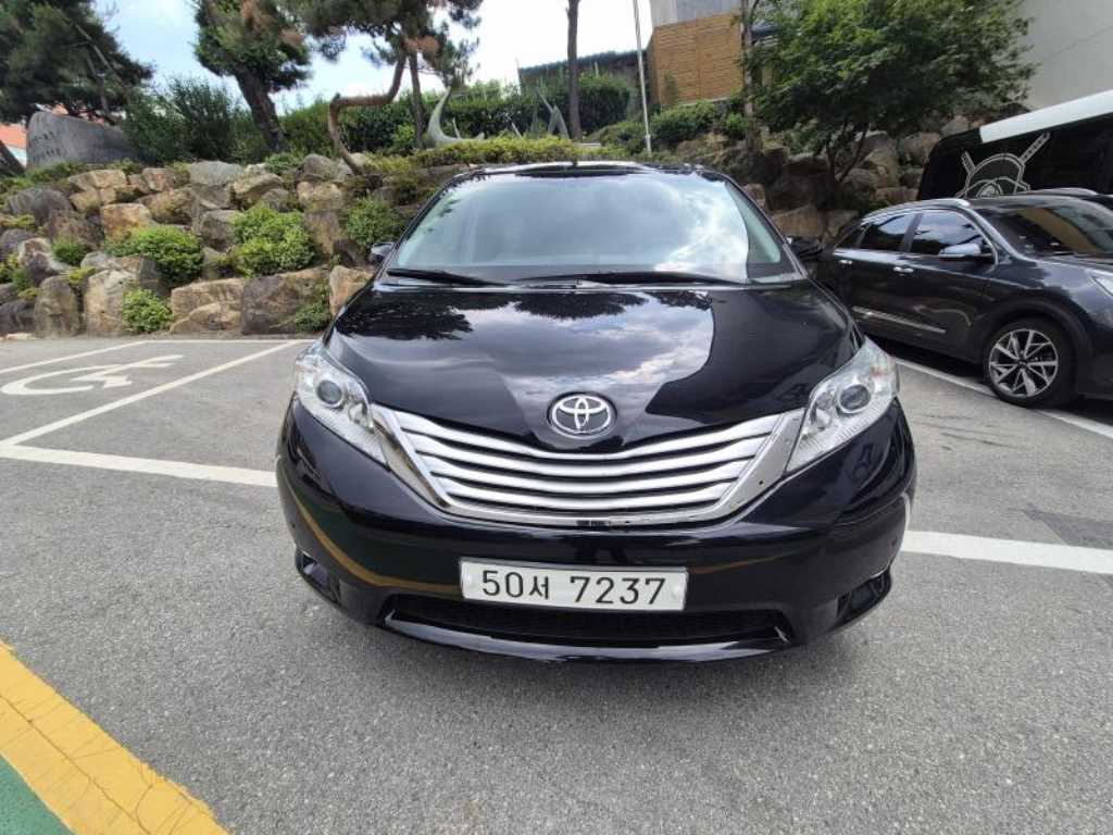 Toyota Siena 2014 Negro - Importación desde Corea - HF Imports Iquique - Foto 1