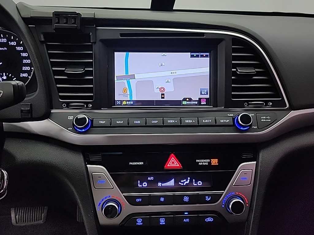 HYUNDAI Avante - Vista 10