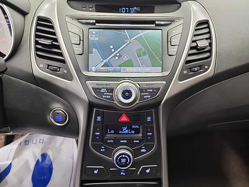 HYUNDAI Avante - Vista 10