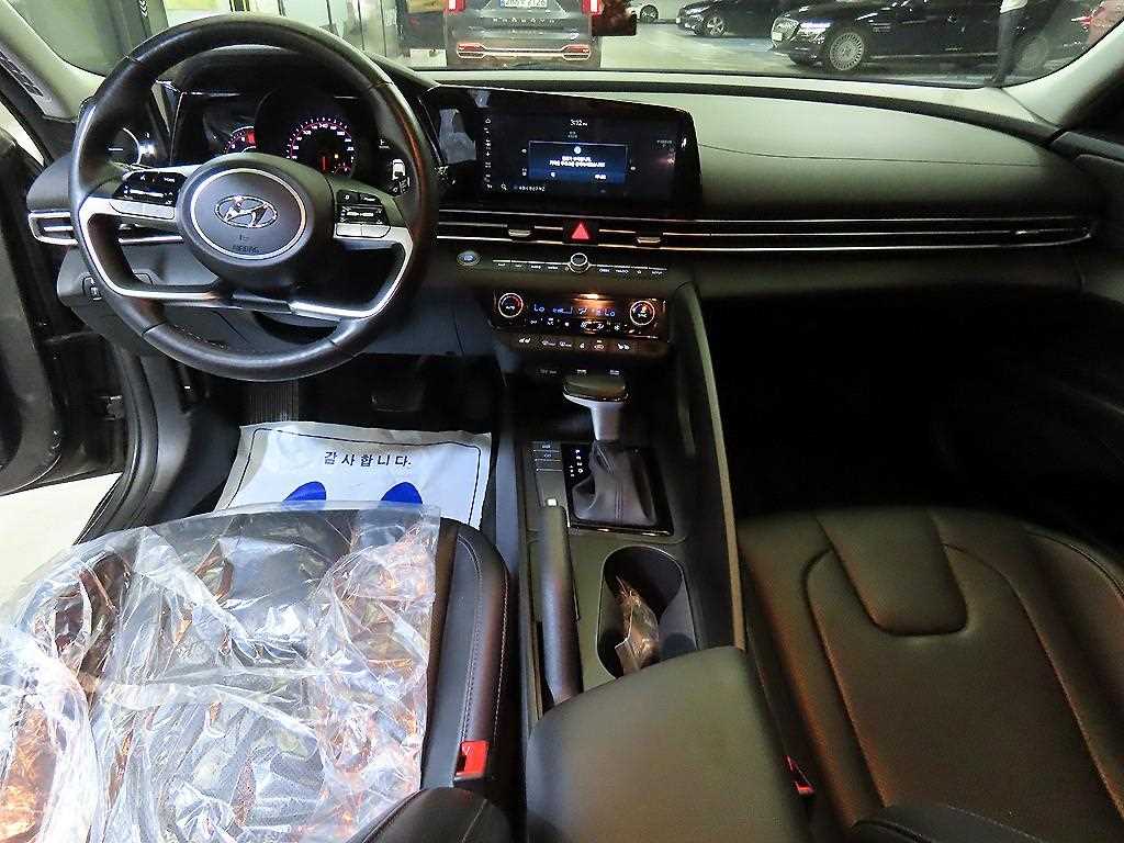 HYUNDAI Avante - Vista 10