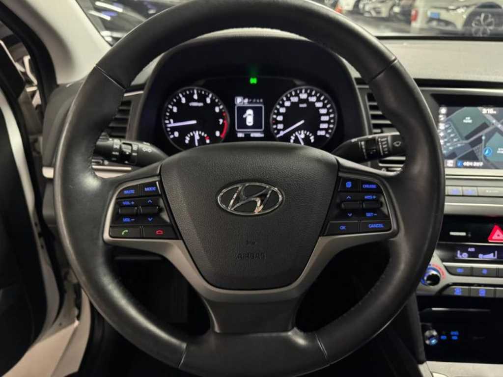 HYUNDAI Avante - Vista 12
