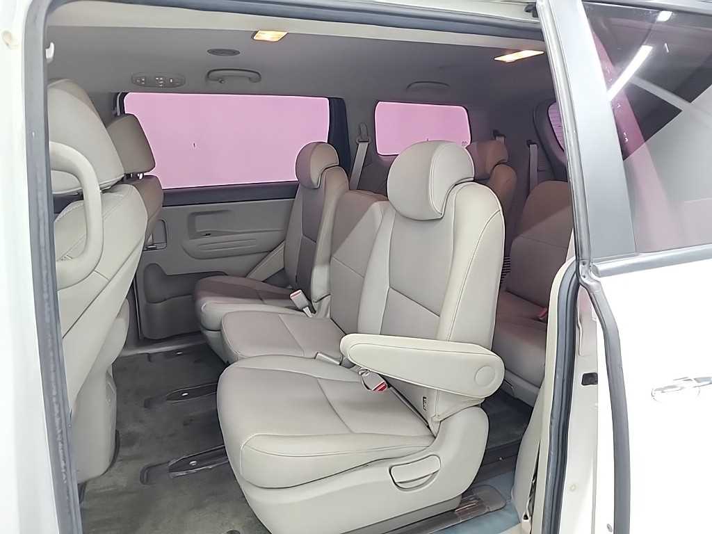 KIA Carnival - Vista 12