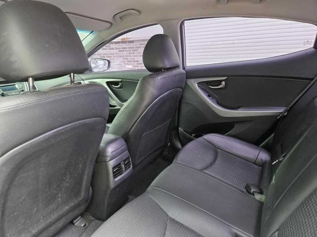 HYUNDAI Avante - Vista 9