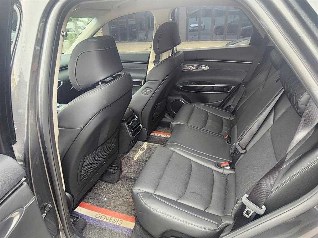 Genesis GV70 - Vista 8