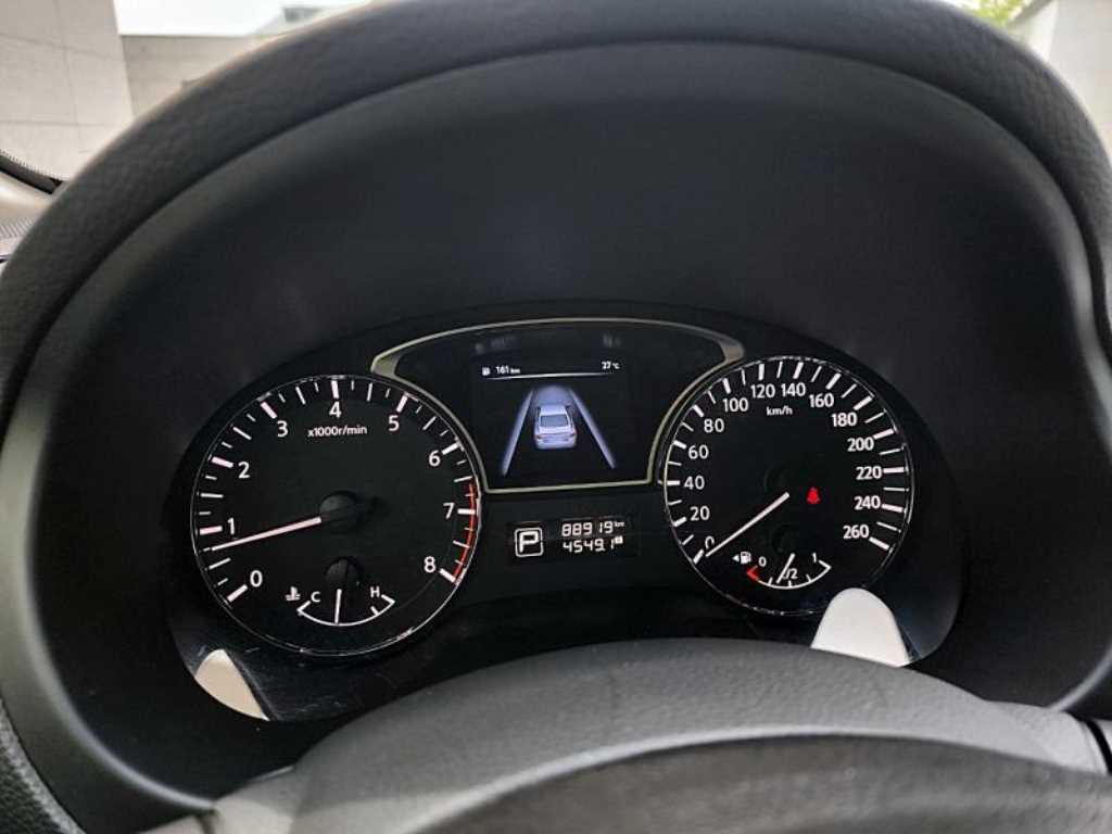 Nissan Altima - Vista 8