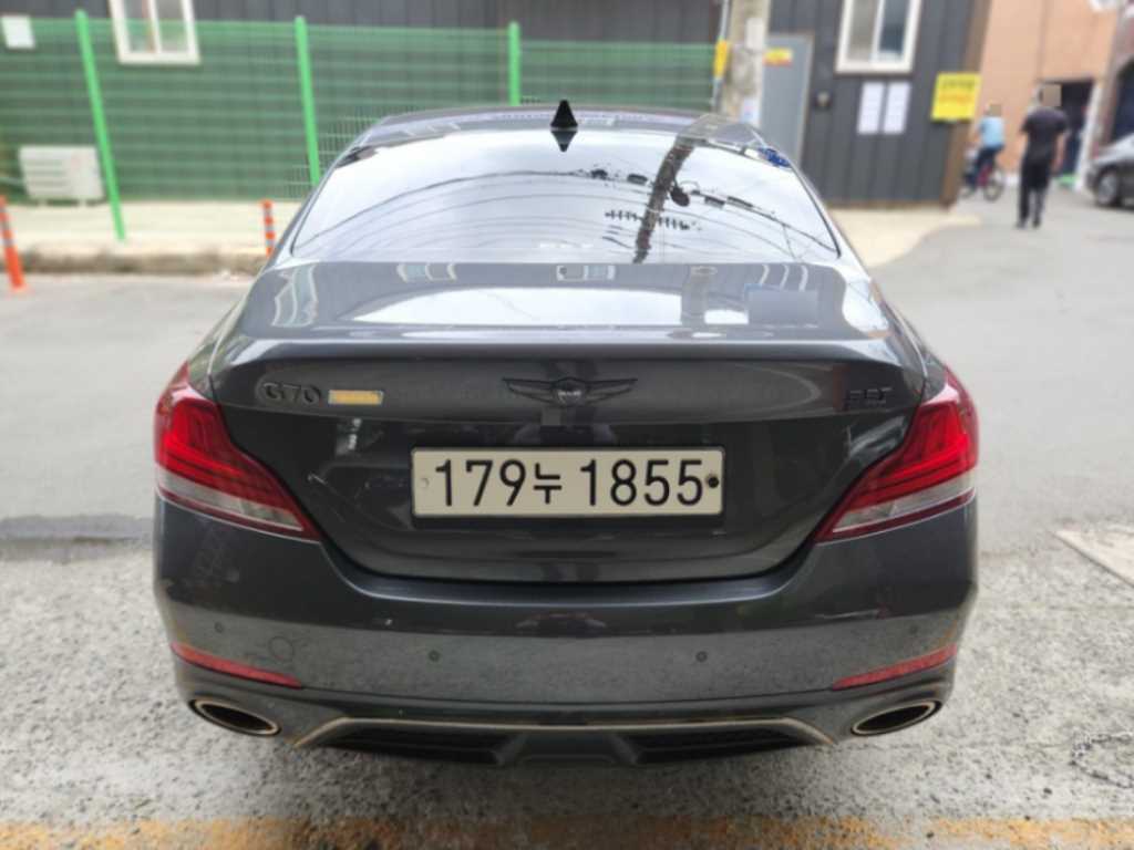 Genesis G70 - Vista 3
