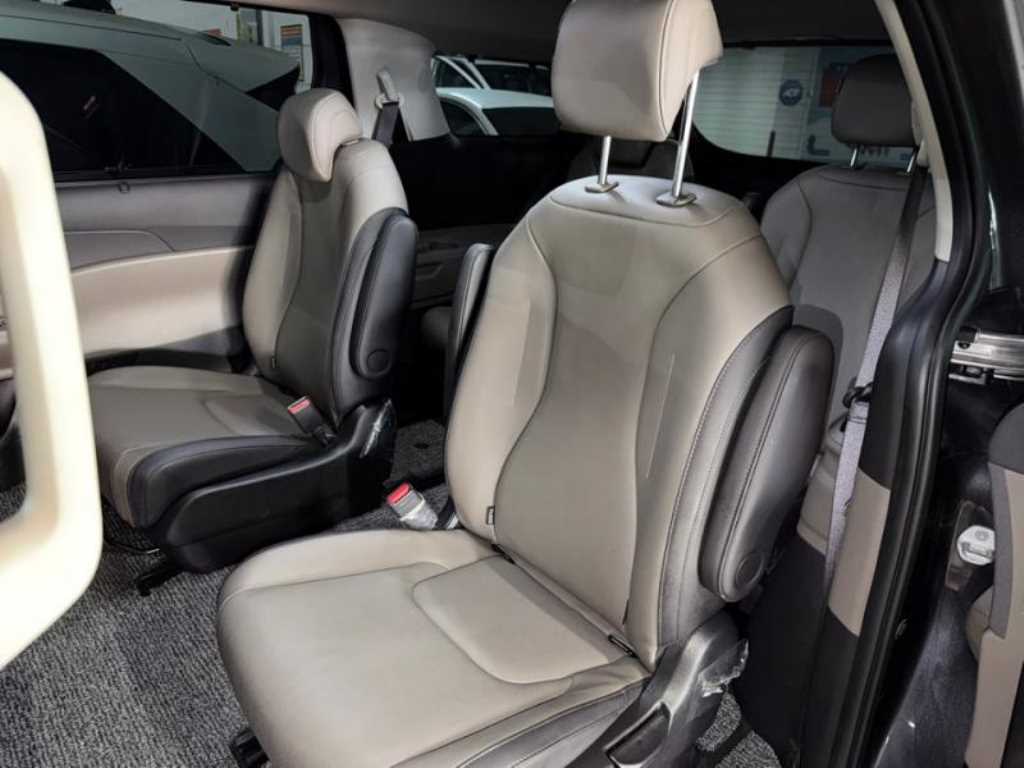 KIA Carnival - Vista 7