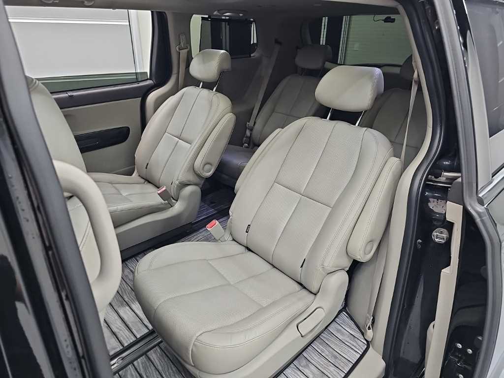 KIA Carnival - Vista 12