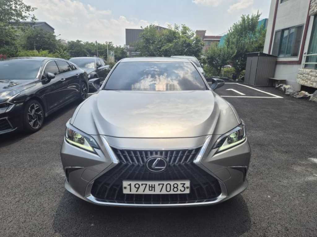 Lexus ES 2023 — Zona Franca Iquique