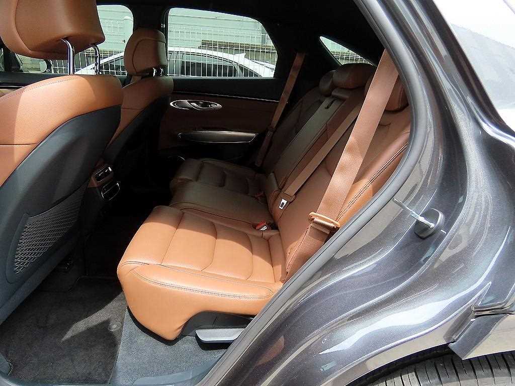 Genesis GV70 - Vista 6