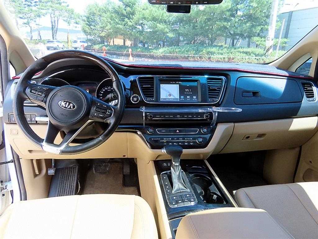 KIA Carnival - Vista 8