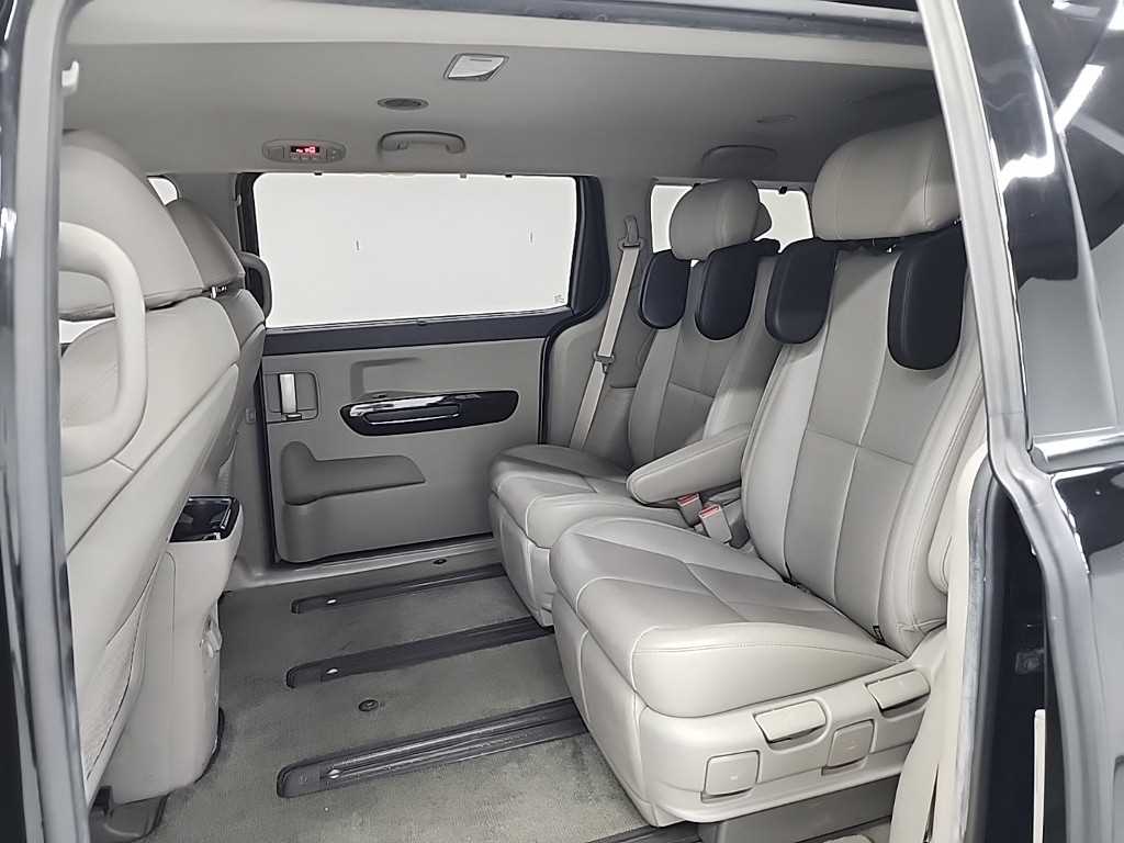 KIA Carnival - Vista 12