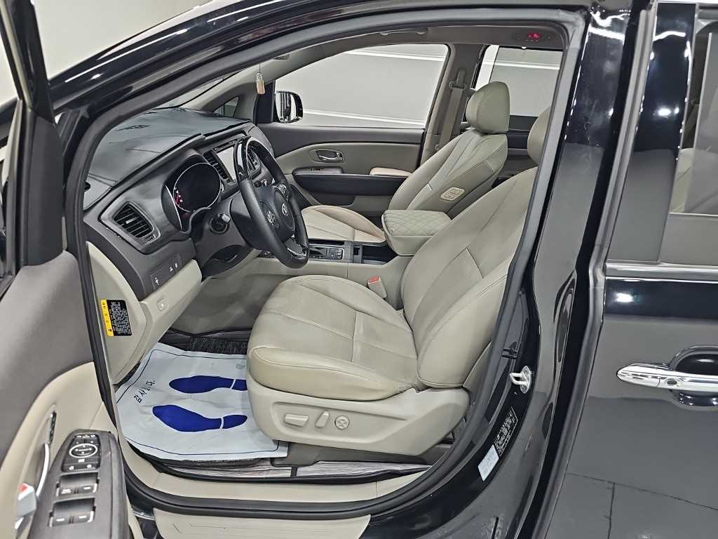 KIA Carnival - Vista 11